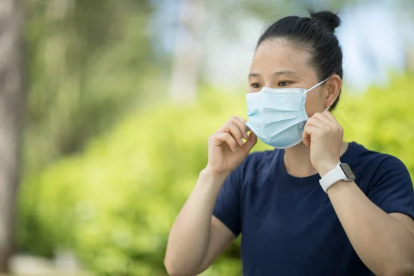 Asiatisk Kvinna Bär Ansiktsmask Staden — Stockfoto