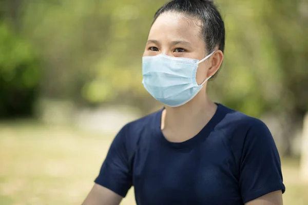 Mulher Asiática Usando Máscara Facial Cidade — Fotografia de Stock