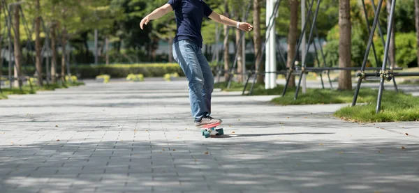 Mujer Asiática Skateboarder Skate Ciudad Moderna — Foto de Stock