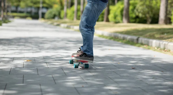 Asijské Ženy Skateboarder Skateboarding Moderním Městě — Stock fotografie