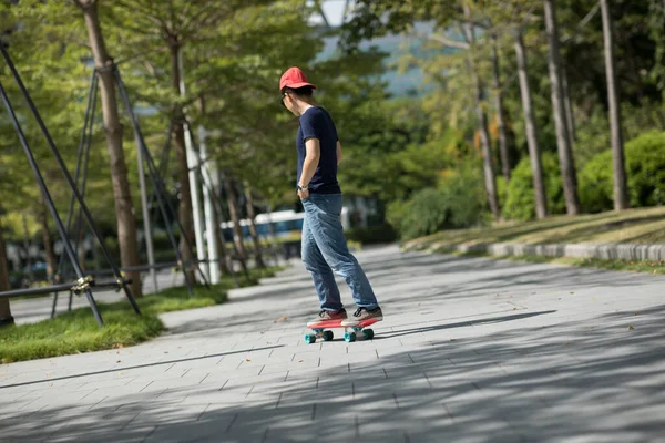 Asijské Ženy Skateboarder Skateboarding Moderním Městě — Stock fotografie