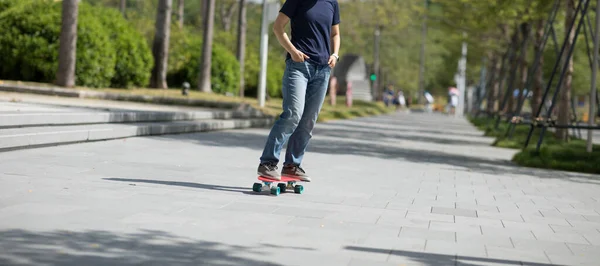 Asian Woman Skateboarder Skateboarding Modern City — Stock Photo, Image