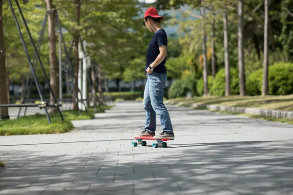 Ασιάτισσα Γυναίκα Skateboarding Skateboarding Στη Σύγχρονη Πόλη — Φωτογραφία Αρχείου