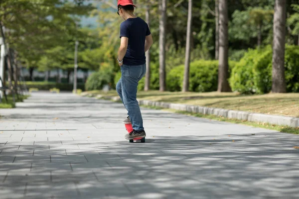 Mujer Asiática Skateboarder Skate Ciudad Moderna — Foto de Stock