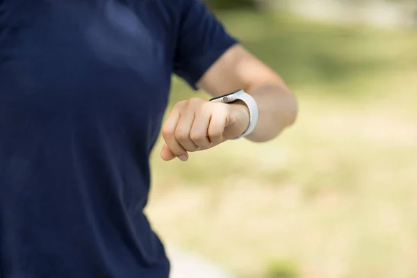 Mulher Olhando Para Seu Smartwatch Livre — Fotografia de Stock