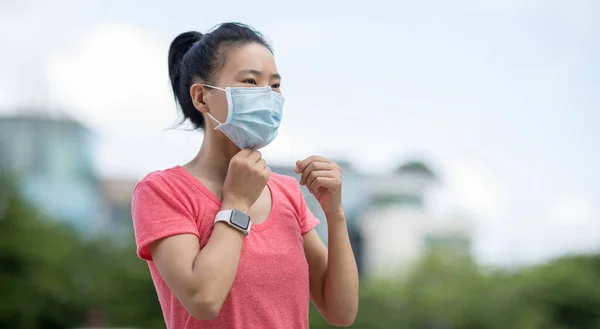 Asiatisk Kvinna Bär Ansiktsmask Staden — Stockfoto
