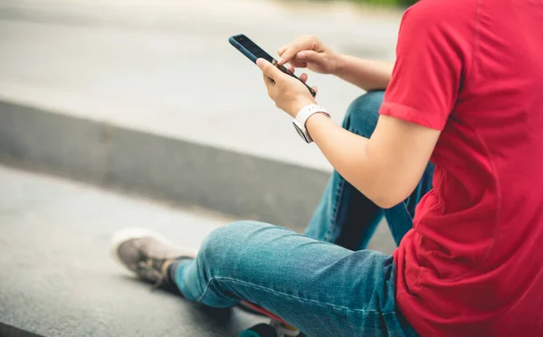 Asiatin Sitzt Moderner Stadt Mit Smartphone Auf Skateboard — Stockfoto