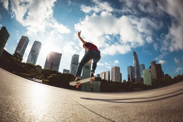 Asiatisk Kvinna Skateboarder Skateboard Modern Stad — Stockfoto