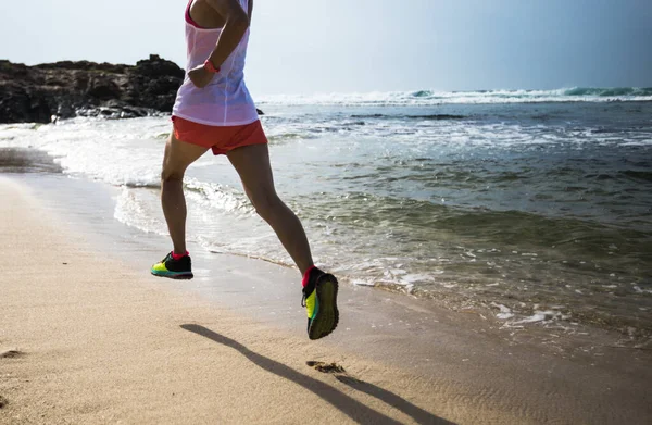 Genç Fitness Kadını Gün Doğumunda Plajda Koşuyor — Stok fotoğraf