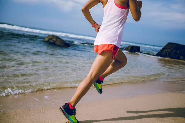 Junge Fitness Frau Läuft Strand Von Sonnenaufgang — Stockfoto