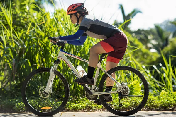 Mujer Montar Bicicleta Por Una Pendiente Día Soleado — Foto de Stock