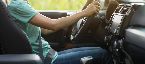 Ásia Mulher Motorista Condução Fora Estrada Carro Natureza — Fotografia de Stock