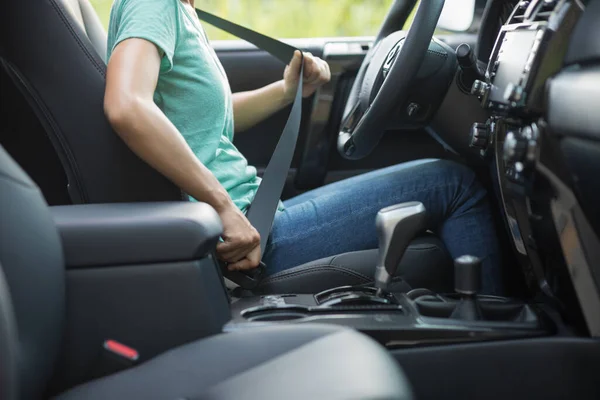 Mulher Motorista Fivela Cinto Segurança Antes Dirigir Carro — Fotografia de Stock
