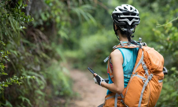 Cycliste Utiliser Smartphone Lors Équitation Vtt Sur Trai Forêt — Photo