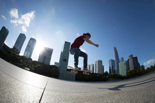 도시에서 스케이트보드를 아시아 — 스톡 사진