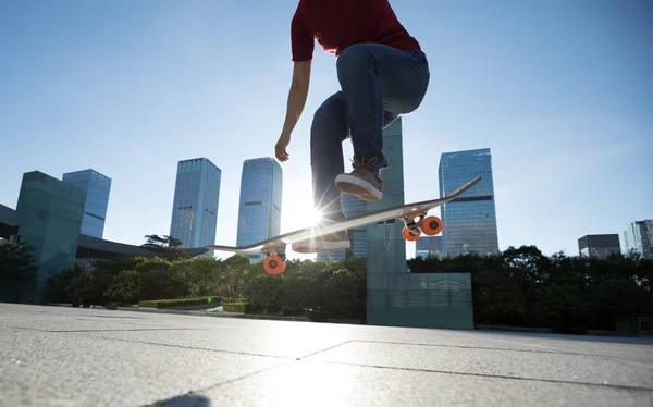 Azjatka Deskorolkarka Skateboarding Nowoczesnym Mieście — Zdjęcie stockowe