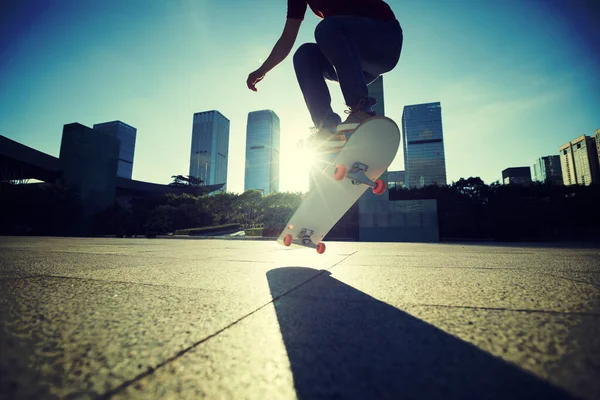 Femme Asiatique Skateboarder Skateboard Dans Ville Moderne — Photo