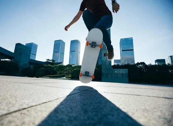 Femme Asiatique Skateboarder Skateboard Dans Ville Moderne — Photo