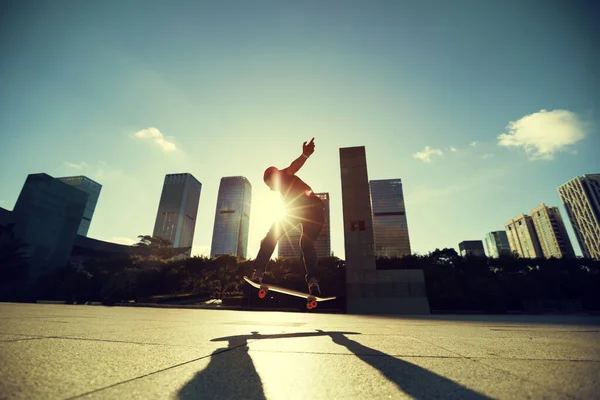 Azjatka Deskorolkarka Skateboarding Nowoczesnym Mieście — Zdjęcie stockowe