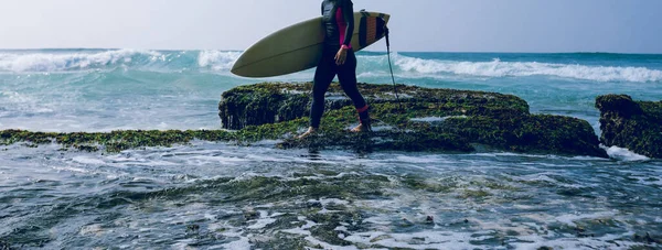 女冲浪者带着冲浪板去海滨冲浪 — 图库照片