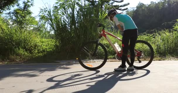 Γυναίκα Προετοιμασία Ποδήλατο Για Κορυφογραμμή Εξωτερικό Χώρο Στο Δρόμο — Αρχείο Βίντεο