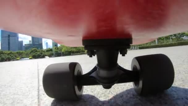 Kırmızı Kaykaycının Şehirdeki Son Görüntüleri — Stok video