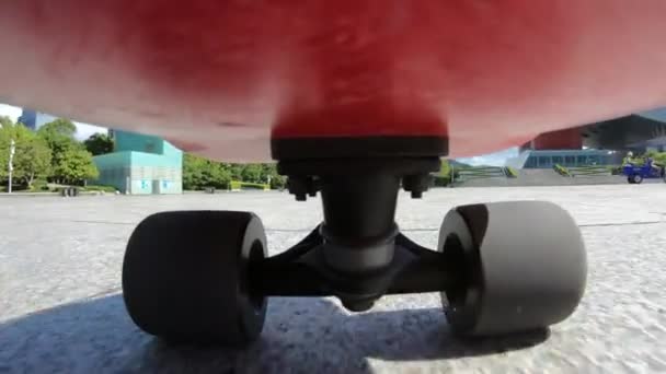 Κάτω Πλάνα Από Κόκκινο Skateboarder Skateboarding Στην Πόλη — Αρχείο Βίντεο