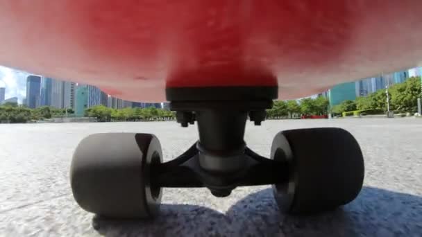 市内の赤いスケートボードの映像です — ストック動画