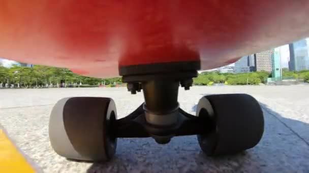 Filmmaterial Von Roten Skateboardern Der Stadt — Stockvideo