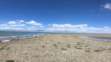 Namtso Gölü 'nün kıyısındaki güzel manzara, doğa arka planı.