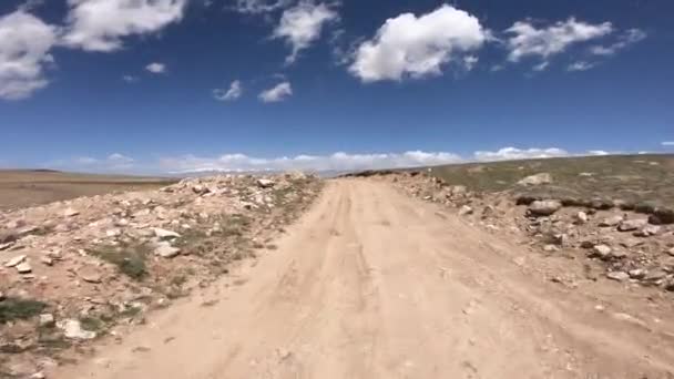 Οδήγηση Εκτός Δρόμου Αυτοκίνητο Μεγάλο Υψόμετρο Σκονισμένο Δρόμο Στα Βουνά — Αρχείο Βίντεο