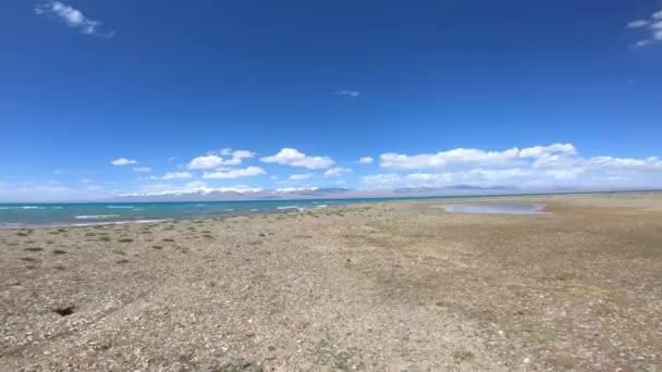 在海拔较高的湖边驾驶越野车 南索湖景秀丽 — 图库视频影像