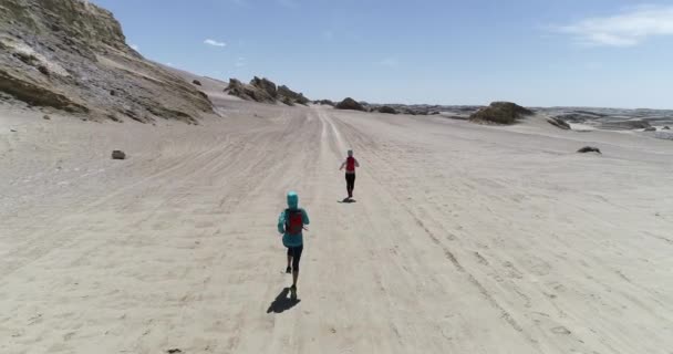 Zwei Frauen Sportkleidung Laufen Der Wüste Von Oben Gesehen — Stockvideo