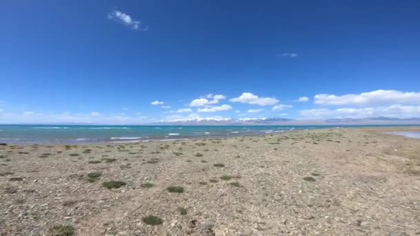 在海拔较高的湖边驾驶越野车 南索湖景秀丽 — 图库视频影像