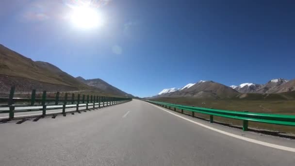 空と山の美しい景色と中国の高速道路で車を運転 — ストック動画