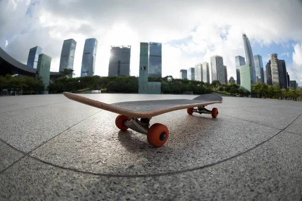 Скейтборд Фоне Современного Города — стоковое фото