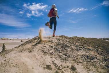 Çölde koşan kadın sporcu. 