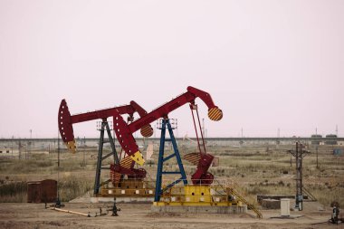 İş operasyonunda petrol pompaları, makine arkaplan kavramı 