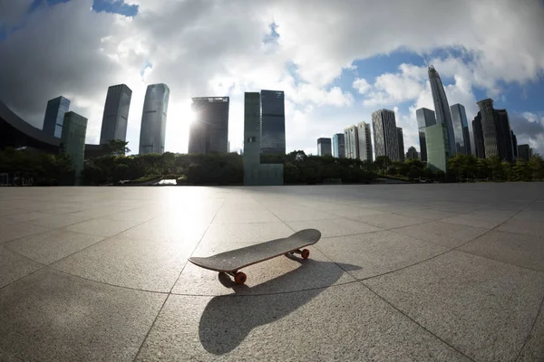 Skateboard Över Bakgrund Modern Stad — Stockfoto