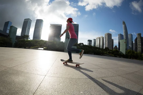 Aziatische Vrouw Skateboarder Skateboarden Moderne Stad — Stockfoto