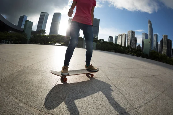 Aziatische Vrouw Skateboarder Skateboarden Moderne Stad — Stockfoto