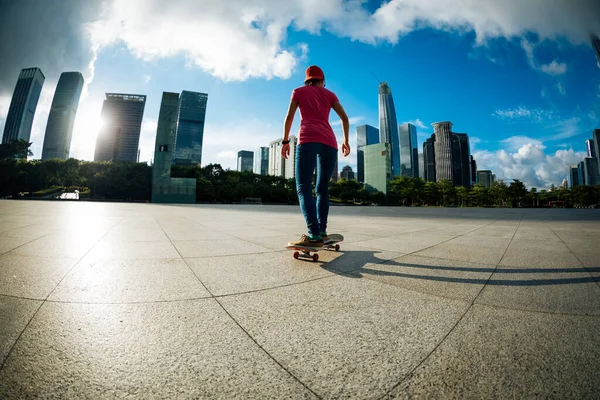 Femme Asiatique Skateboarder Skateboard Dans Ville Moderne — Photo
