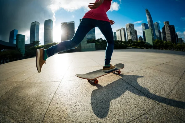 Femme Asiatique Skateboarder Skateboard Dans Ville Moderne — Photo