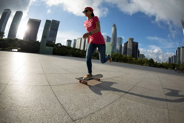 Aziatische Vrouw Skateboarder Skateboarden Moderne Stad — Stockfoto
