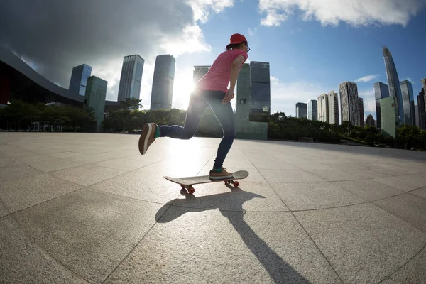 Femme Asiatique Skateboarder Skateboard Dans Ville Moderne — Photo