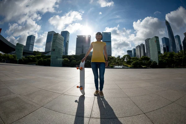 Mujer Asiática Patinadora Con Monopatín Ciudad Moderna —  Fotos de Stock