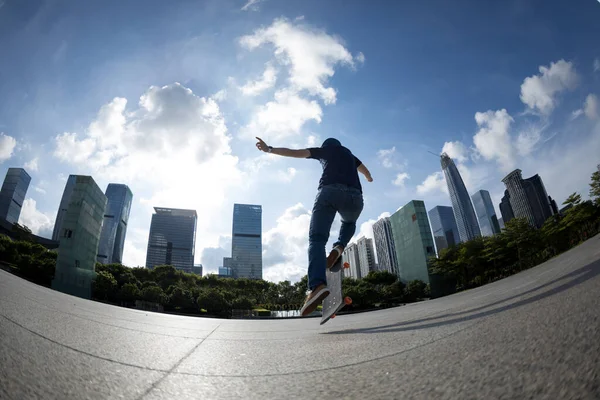 Mulher Asiática Skatista Skate Cidade Moderna — Fotografia de Stock