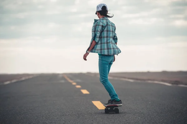 Azjatka Deskorolkarka Skateboarding Szerokim Świecie — Zdjęcie stockowe