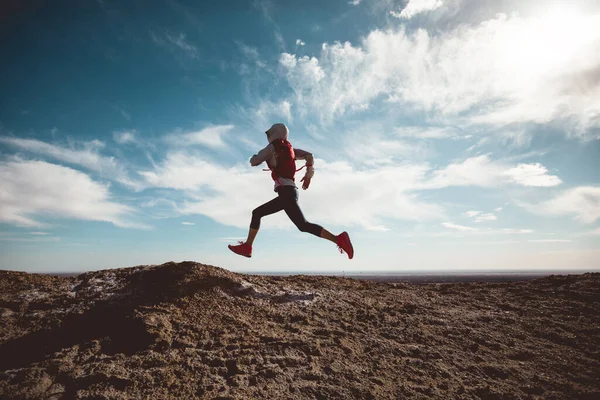 Vrouw Trail Loper Cross Country Draait Zand Woestijn Duinen — Stockfoto