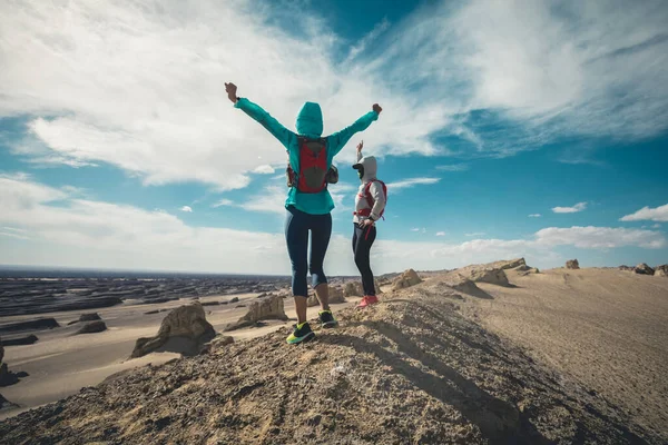 Due Donne Trail Runner Attraversano Paese Correndo Dune Desertiche Sabbia — Foto Stock